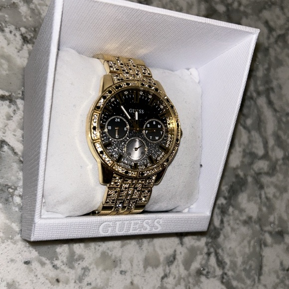 Woman’s guess watch - Picture 2 of 2